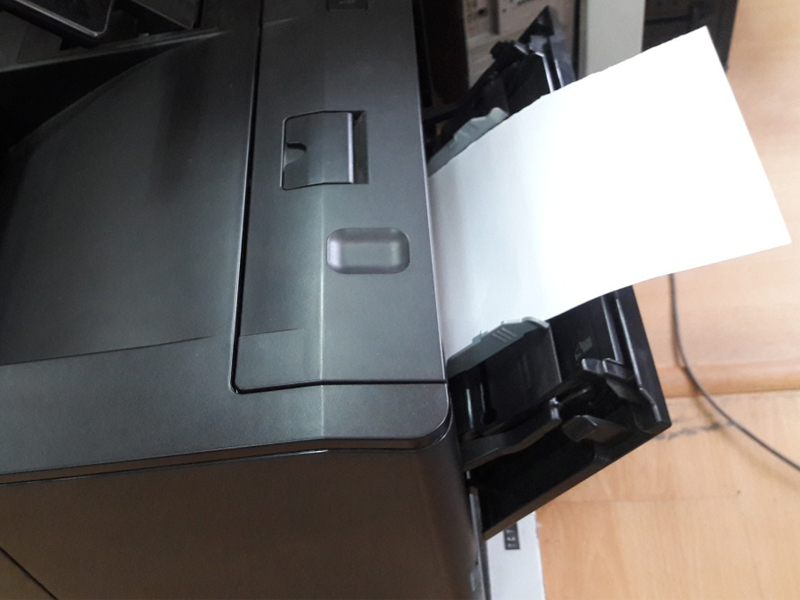 Cách cho giấy vào máy in đối với loại giấy cỡ thường