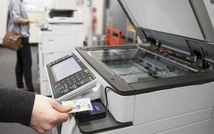 Không đậy nắp máy photocopy