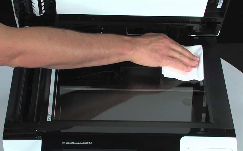 Sử dụng vải mềm để vệ sinh gương phản xạ máy photocopy