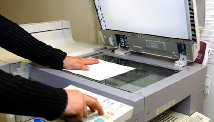 Đặt tài liệu vào khay nạp giấy (ADF) hoặc mặt kính