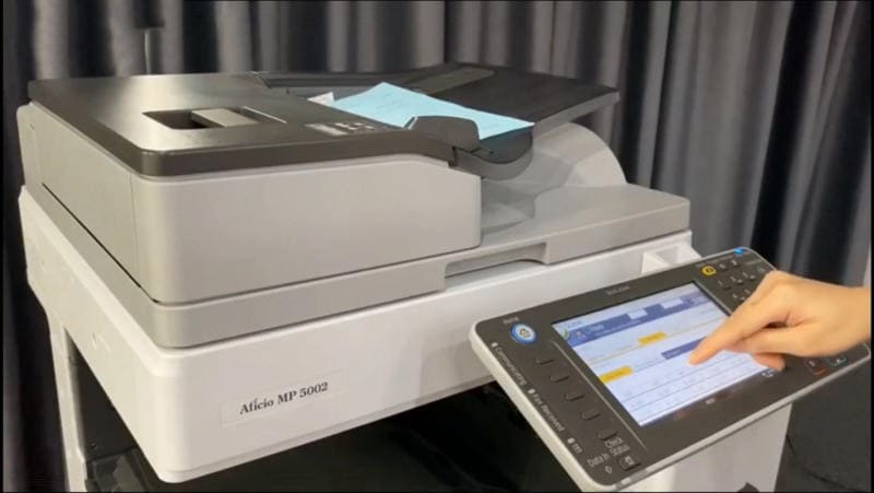 Tại sao màn hình cảm ứng máy photocopy Ricoh bị đơ và không phản hồi?