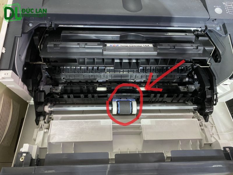Dấu hiệu bánh xe cao su kéo giấy máy photocopy bị mòn