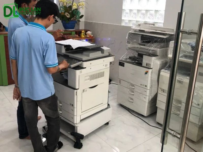Thay thế bánh xe cao su kéo giấy máy photocopy: có nên tự thay hay gọi thợ?