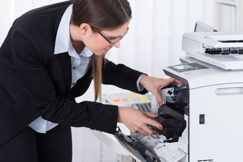 Máy photocopy có mùi khét là dấu hiệu gì và mức độ nguy hiểm