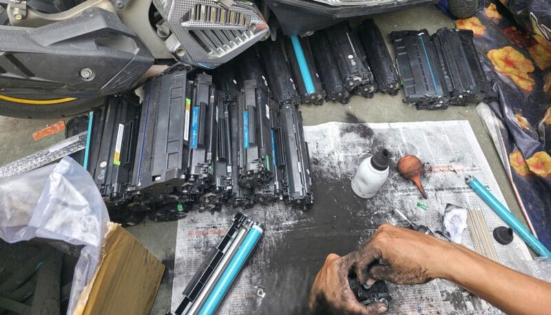 Phân tích chi tiết giữa nạp mực và thay hộp mực